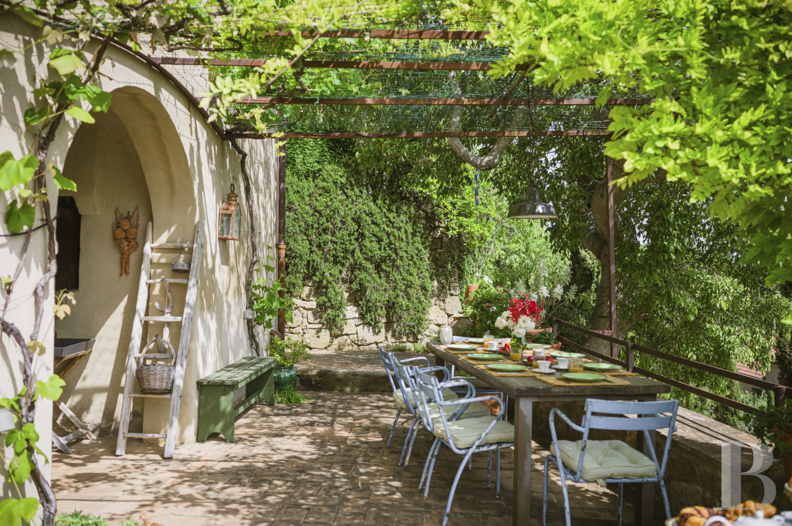 An old olive grove farmhouse restored to its former glory, overlooking the countryside in the Val d'Orcia in Tuscany - photo  n°5